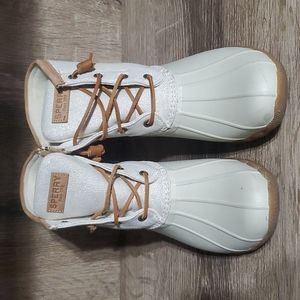 One of the shoelaces are broken!!